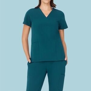 Mandala-Cargo Pants and Scrub top set
Lightly worn!

Teal color 

Small, petite